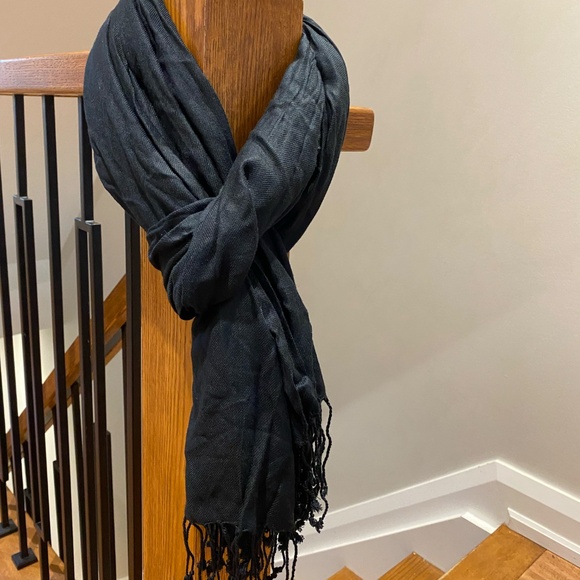 Black scarf/shawl - Picture 3 of 3